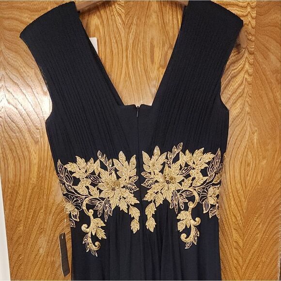 Betsy And Adam V Neck  Embroidered Gown Size 2P NWT - Picture 10 of 11